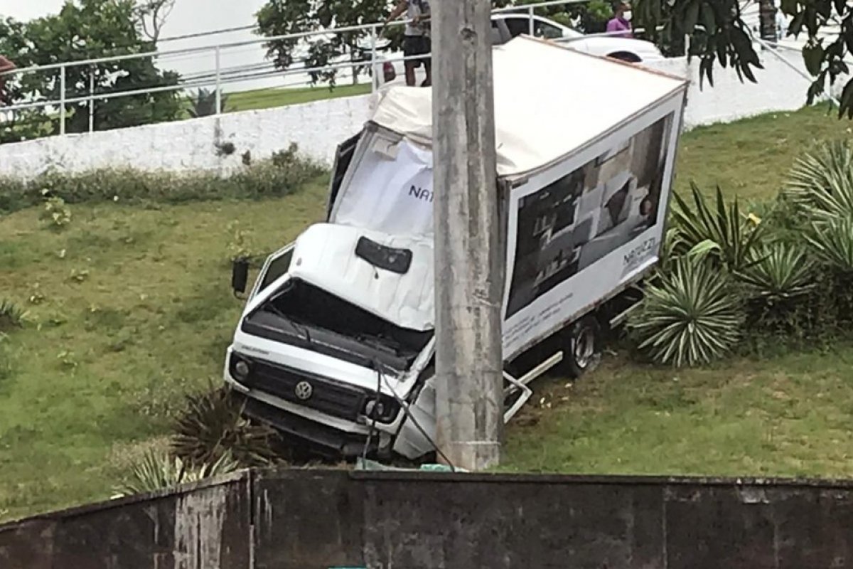 Caminhão perde controle, bate em poste e fica pendurado na Juracy Magalhães