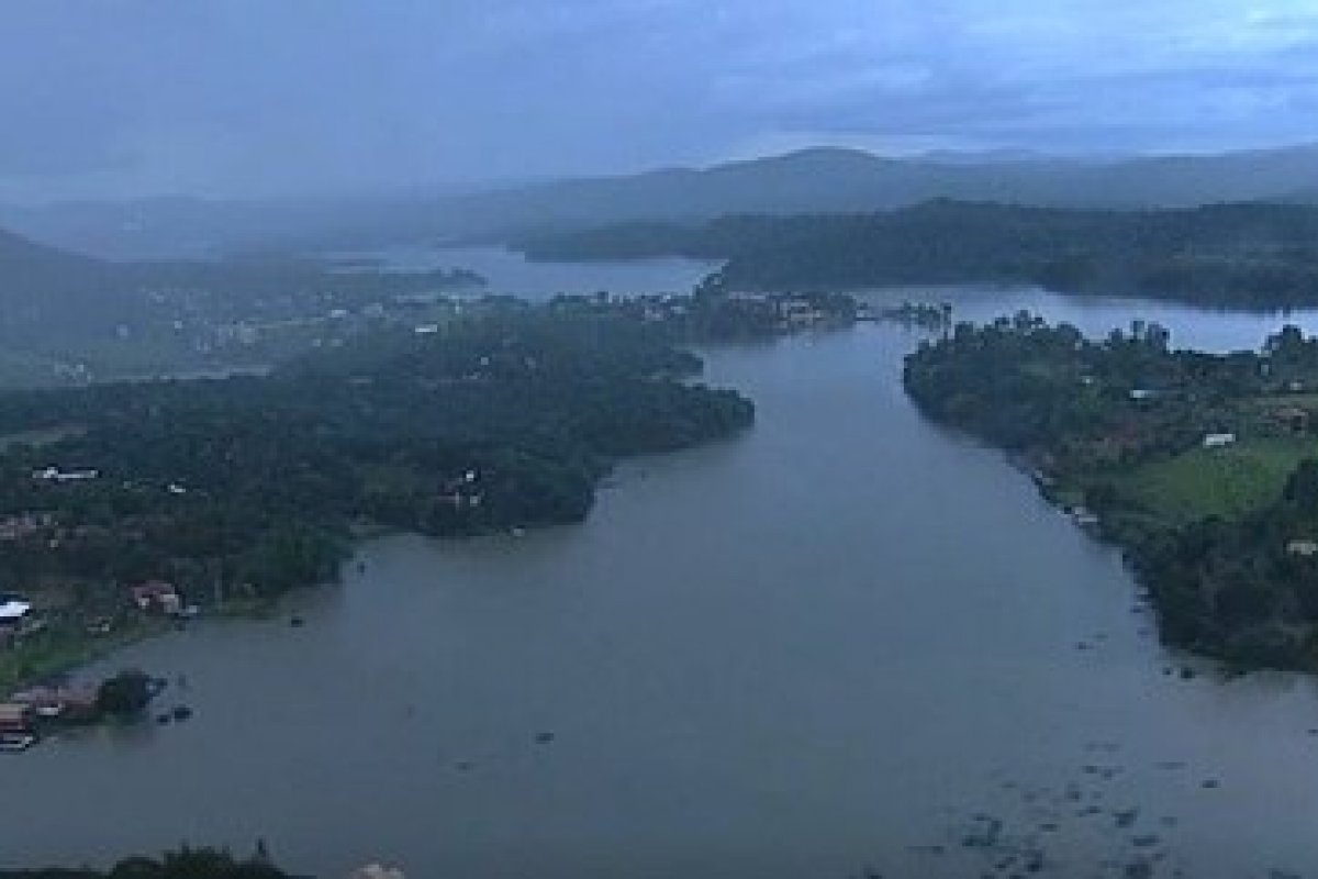 Barragem de água transborda e moradores saem de casa em Minas Gerais