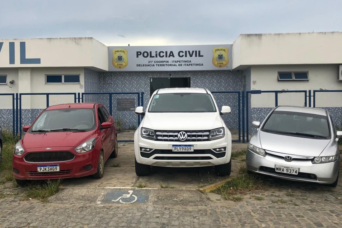 Polícia aprrende carros roubados em Itapetinga, na Bahia