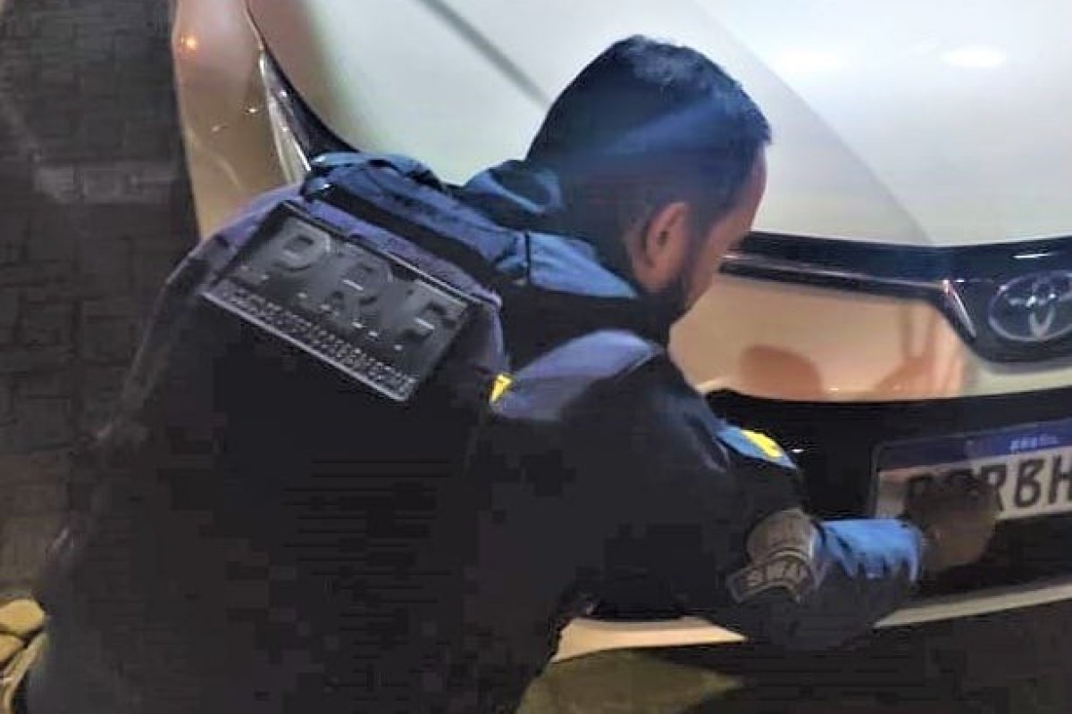 Pistola, munições e veículo com placa adulterada são apreendidos pela PRF em Alagoinhas