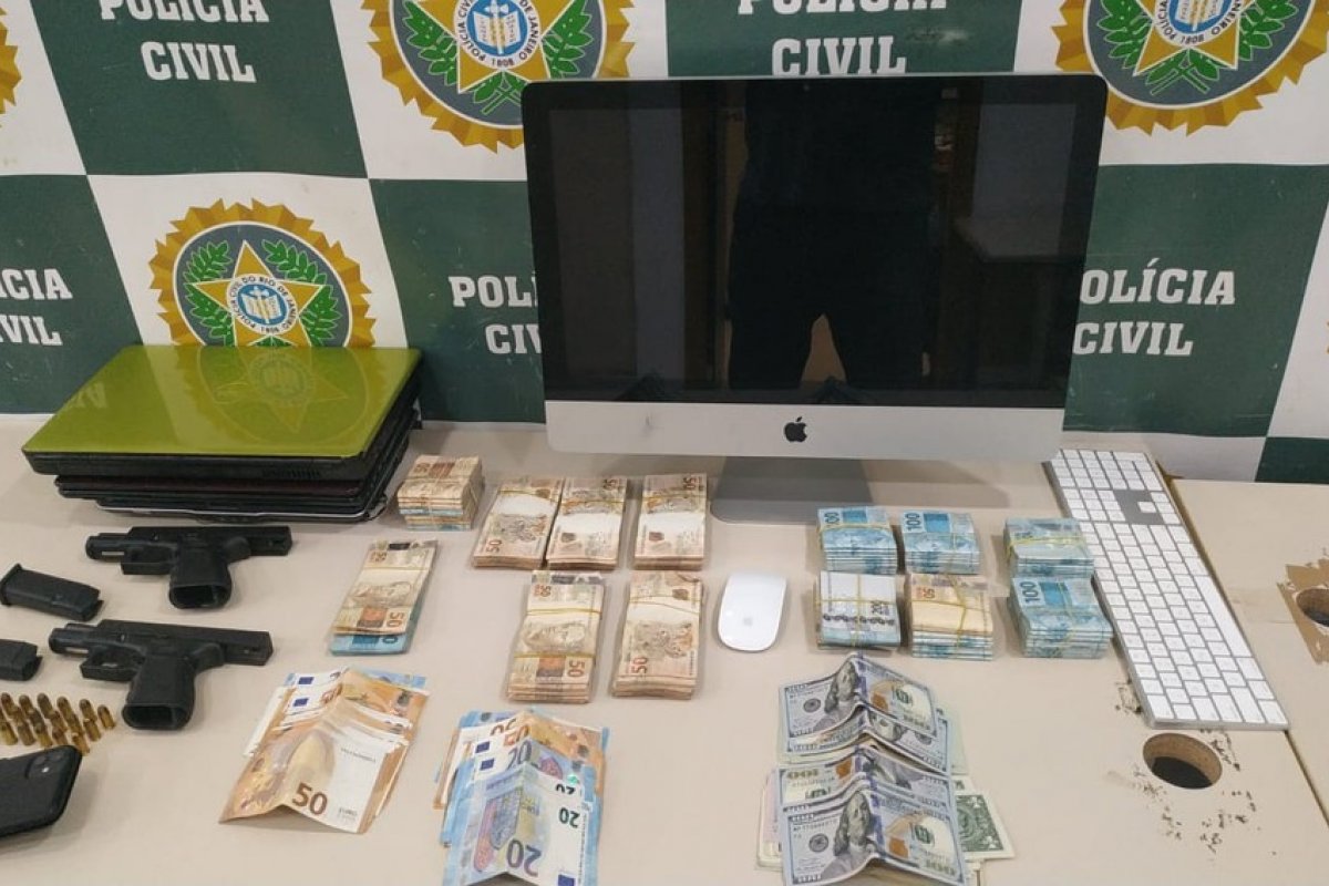 Polícia apreende computador, armas e dinheiro na casa de Belo