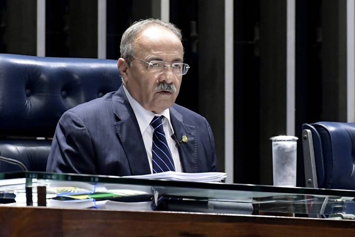 Barroso autoriza senador flagrado com dinheiro na cueca a retomar mandato