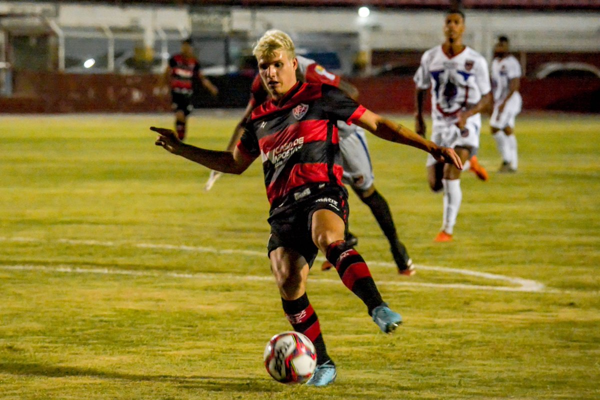 Vitória sofre gol no fim e empata com o Unirb na estreia do Baianão