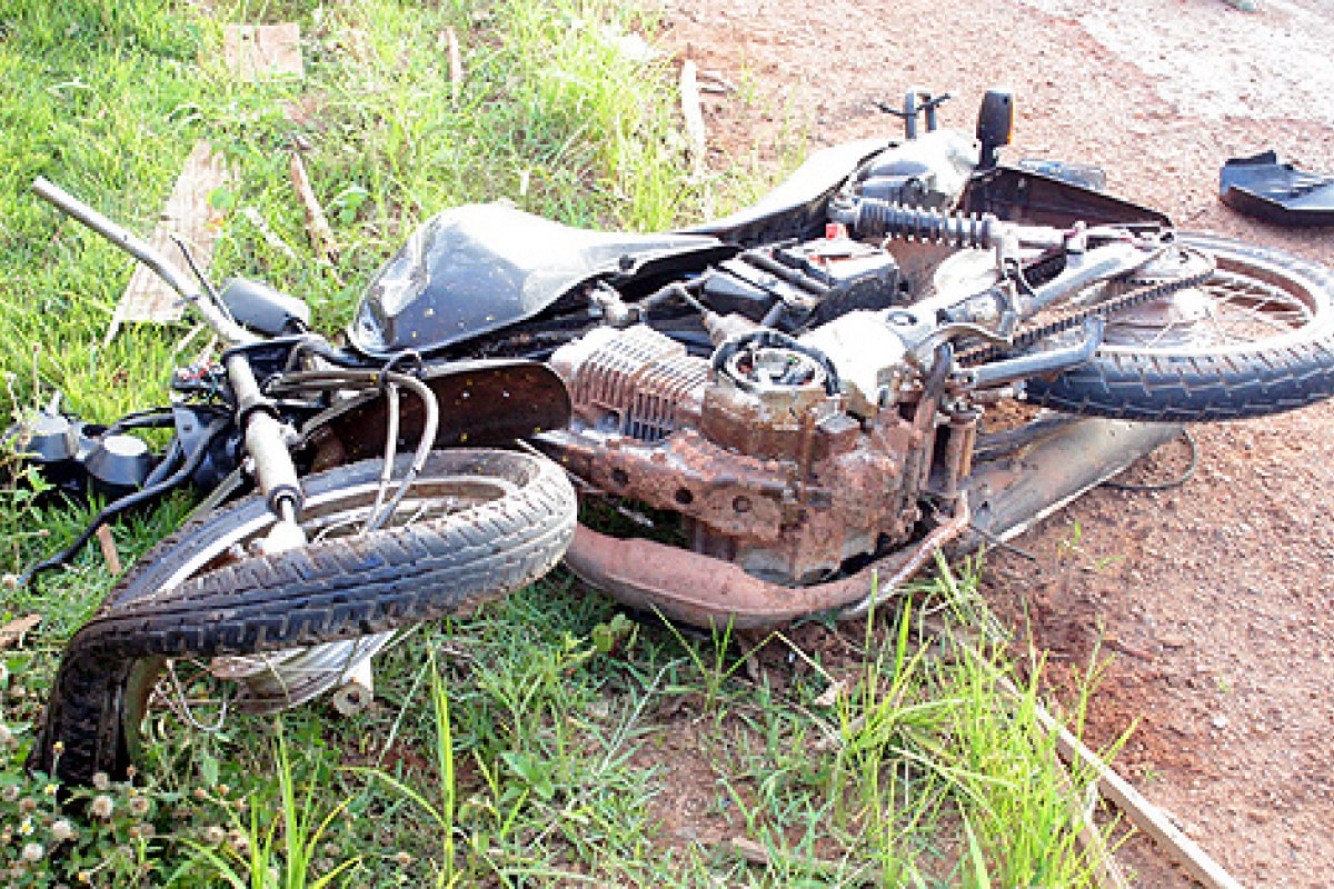 Após esfaquear mulher, homem morre em acidente de moto