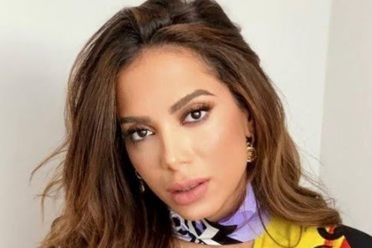 Com fortes dores, Anitta é internada no Rio de Janeiro