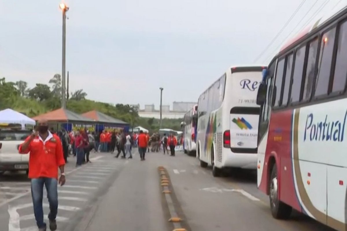 Após anúncio de greve, petroleiros fazem manifestação em frente à Refinaria Landulpho Alves
