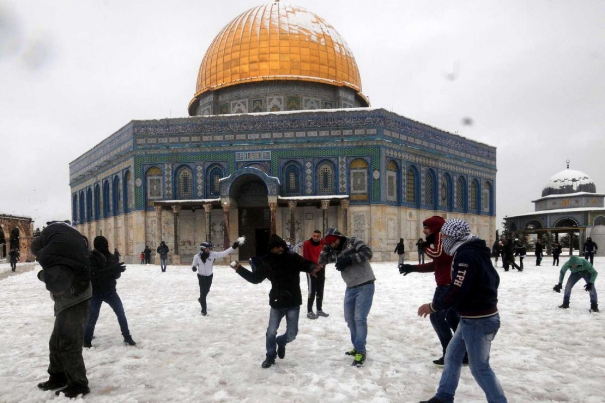 Jerusalém amanhece coberta de neve nesta quinta-feira (18)