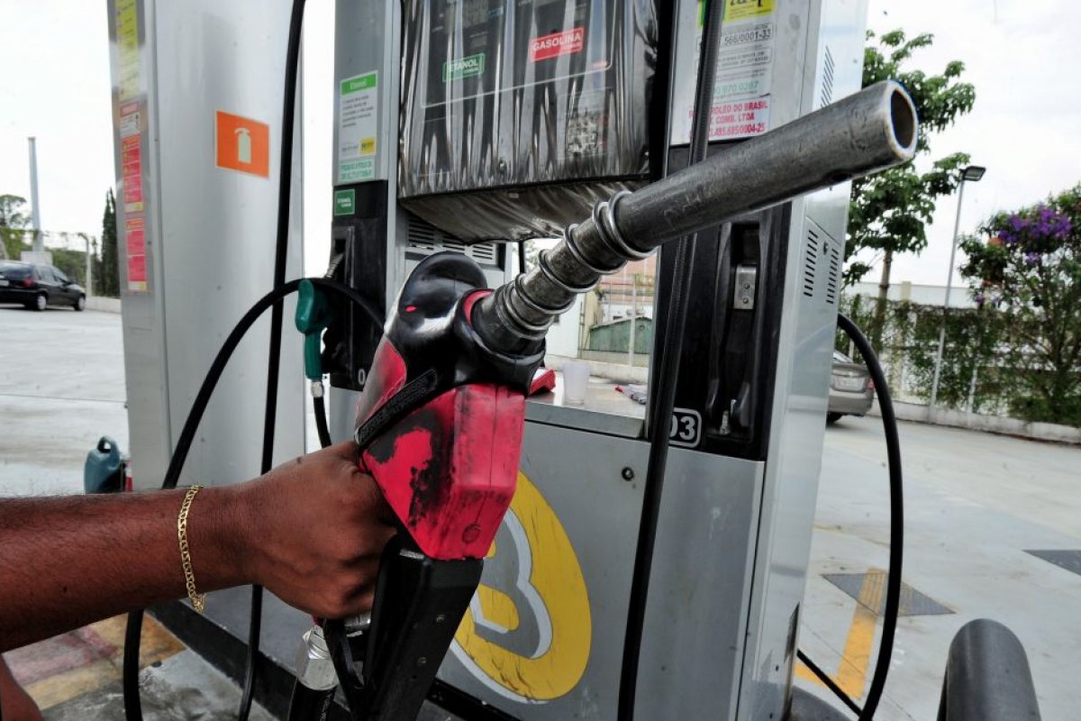 Petrobras anuncia novo aumento no preço da gasolina e do diesel nas refinarias  