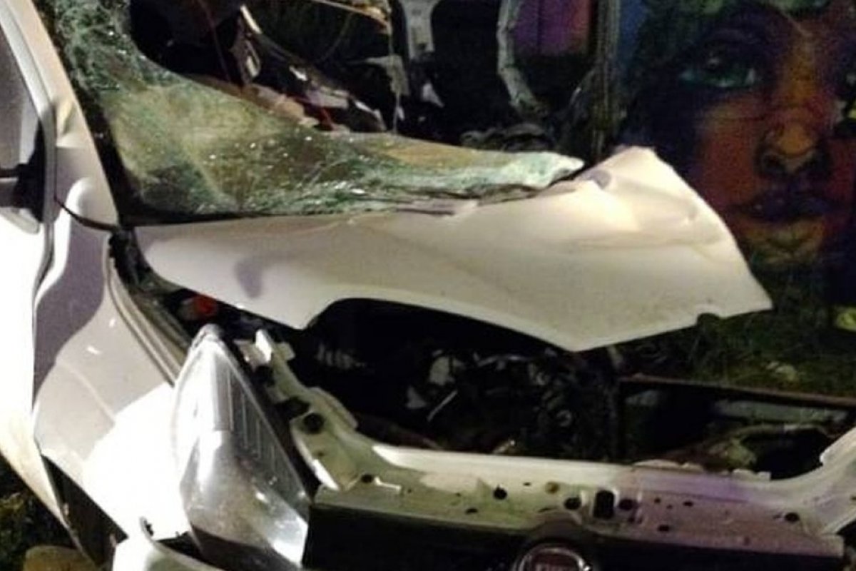 Homem morre após bater o carro em passarela no bairro de São Cristóvão