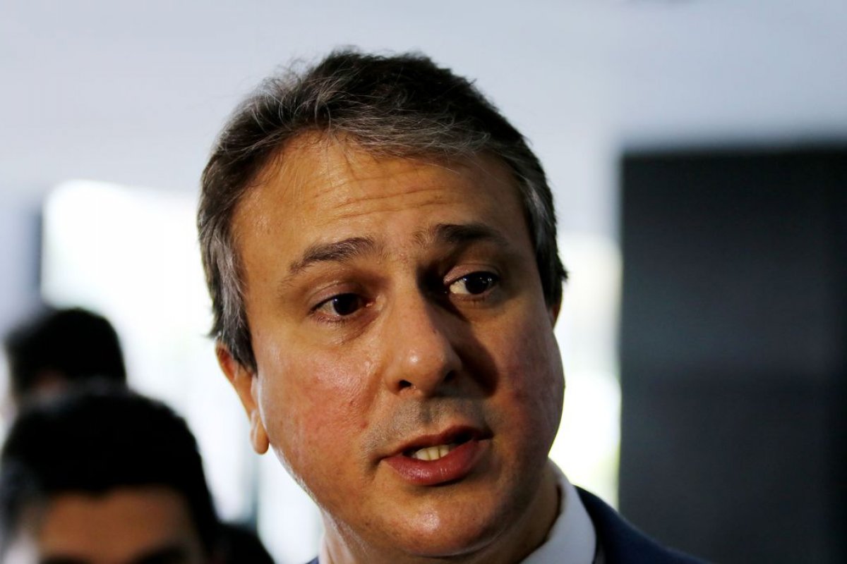 Governador do Ceará assina decreto para conter contaminação da covid-19