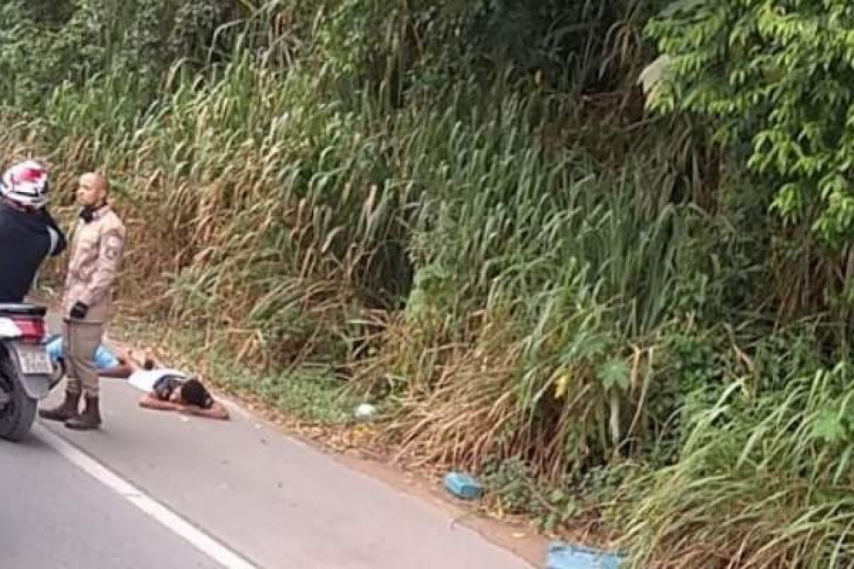 Carro capota durante perseguição policial na Estrada do Derba, em Salvador, e dois homens são presos