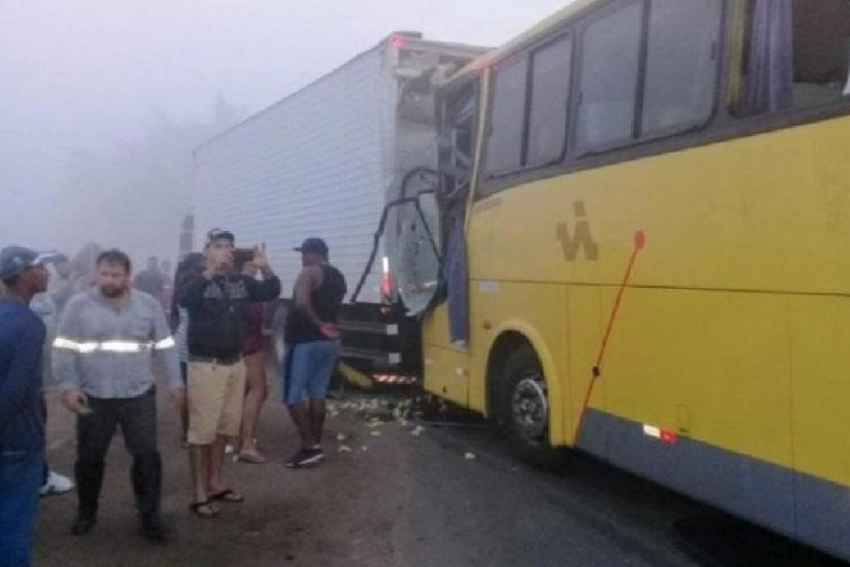 Acidente entre ônibus e caminhão deixa morto e 16 feridos no Sul da Bahia