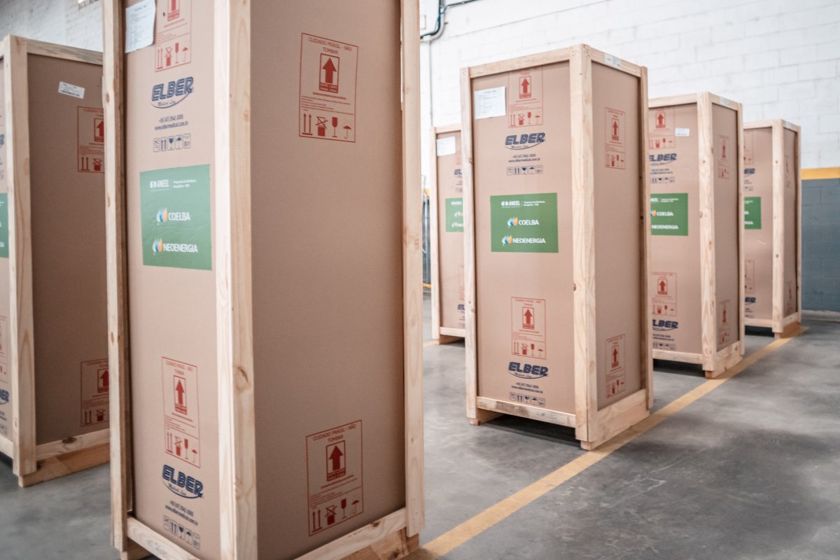 Coelba entrega ao Governo da Bahia refrigeradores para armazenamento de vacinas