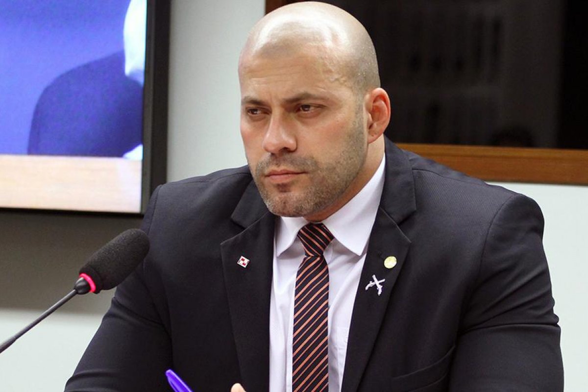 Celulares são encontrados na cela do deputado Daniel Silveira