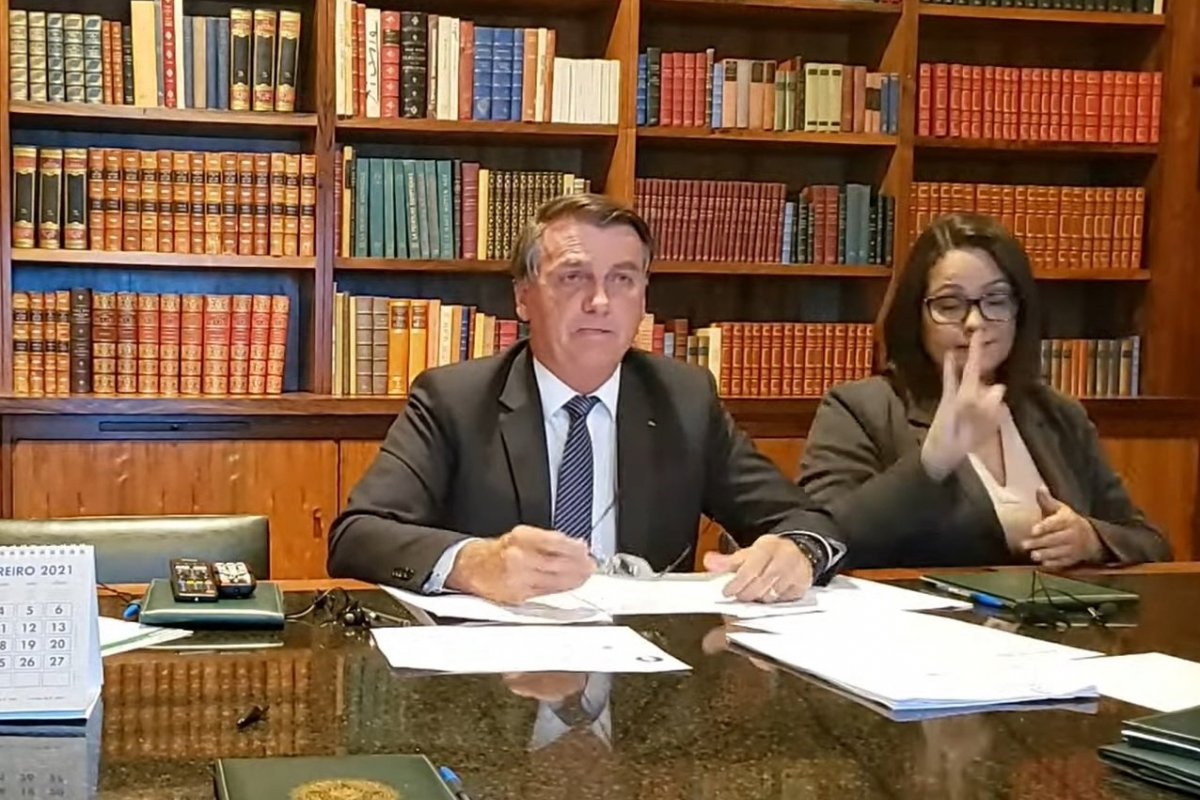 "Não haverá qualquer tributo federal no gás de cozinha", garante Bolsonaro durante live