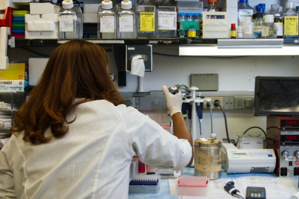 Pesquisadores britânicos ampliam número de sinais que justificam exame de detecção do coronavírus