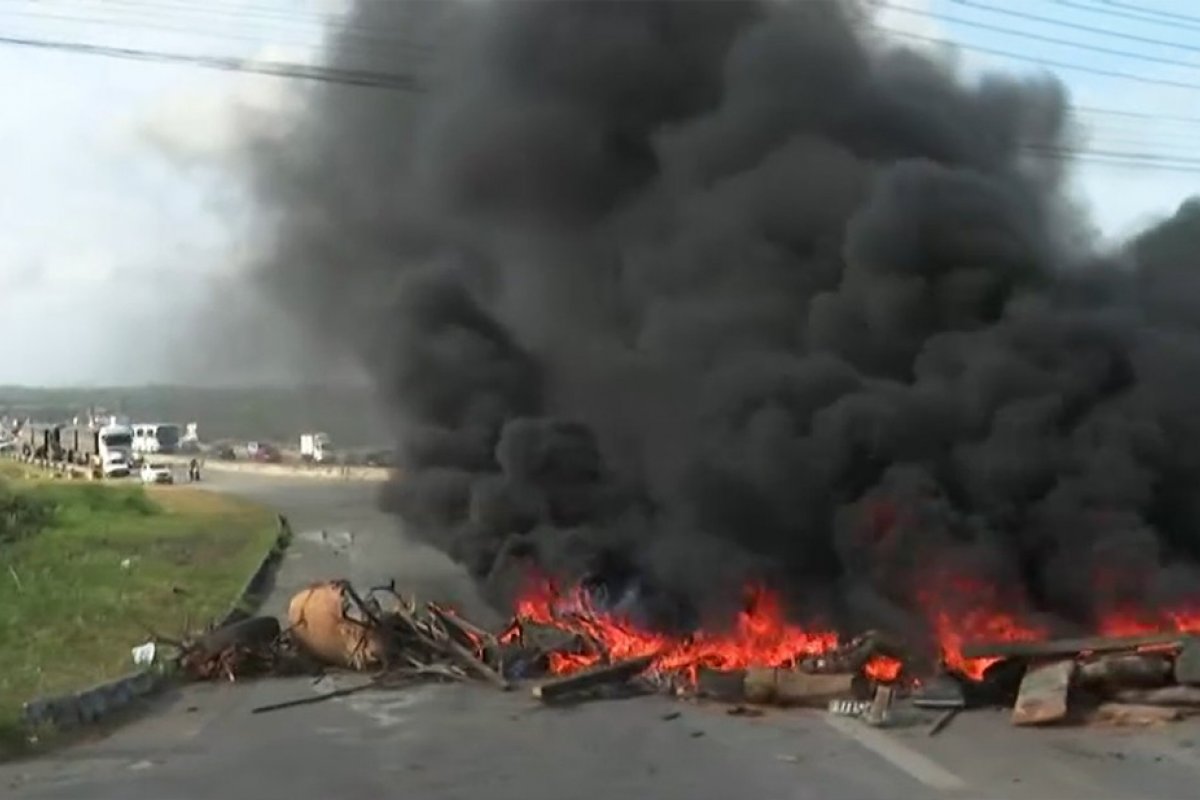 Grupo fecha acesso a Camaçari durante protesto contra derrubada de casas