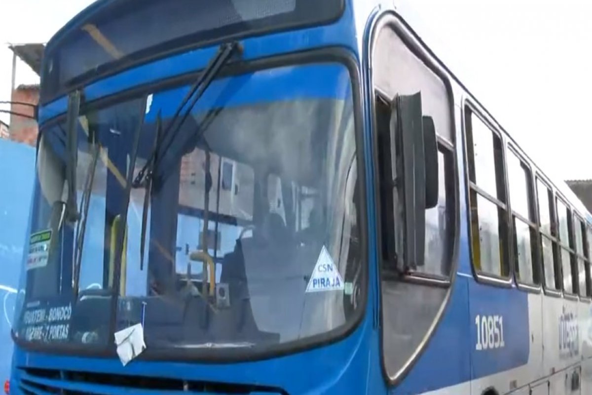 Homem assalta ônibus na Avenida Bonocô e é preso após atirar contra policiais durante fuga