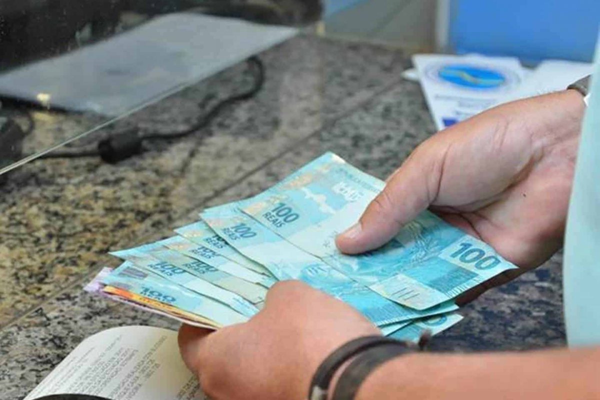 Governo planeja antecipar 13º de aposentados e abono para movimentar R$ 57 bilhões na economia 