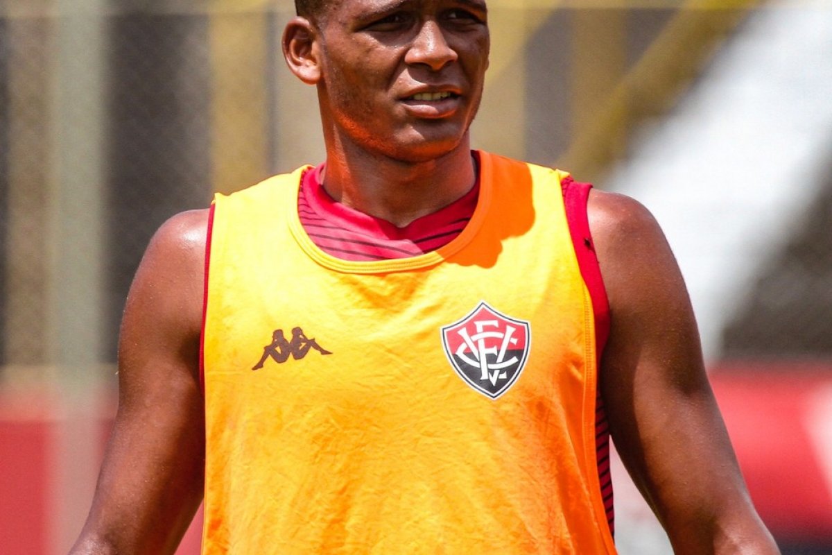 Após ser emprestado ao Juventude, Gabriel Bispo é reintegrado ao elenco do Vitória