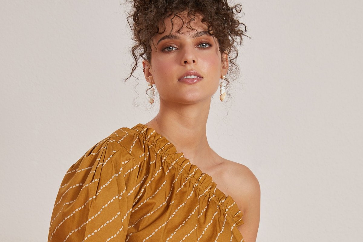 Como usar a peça febre do momento: Blusa de um ombro só