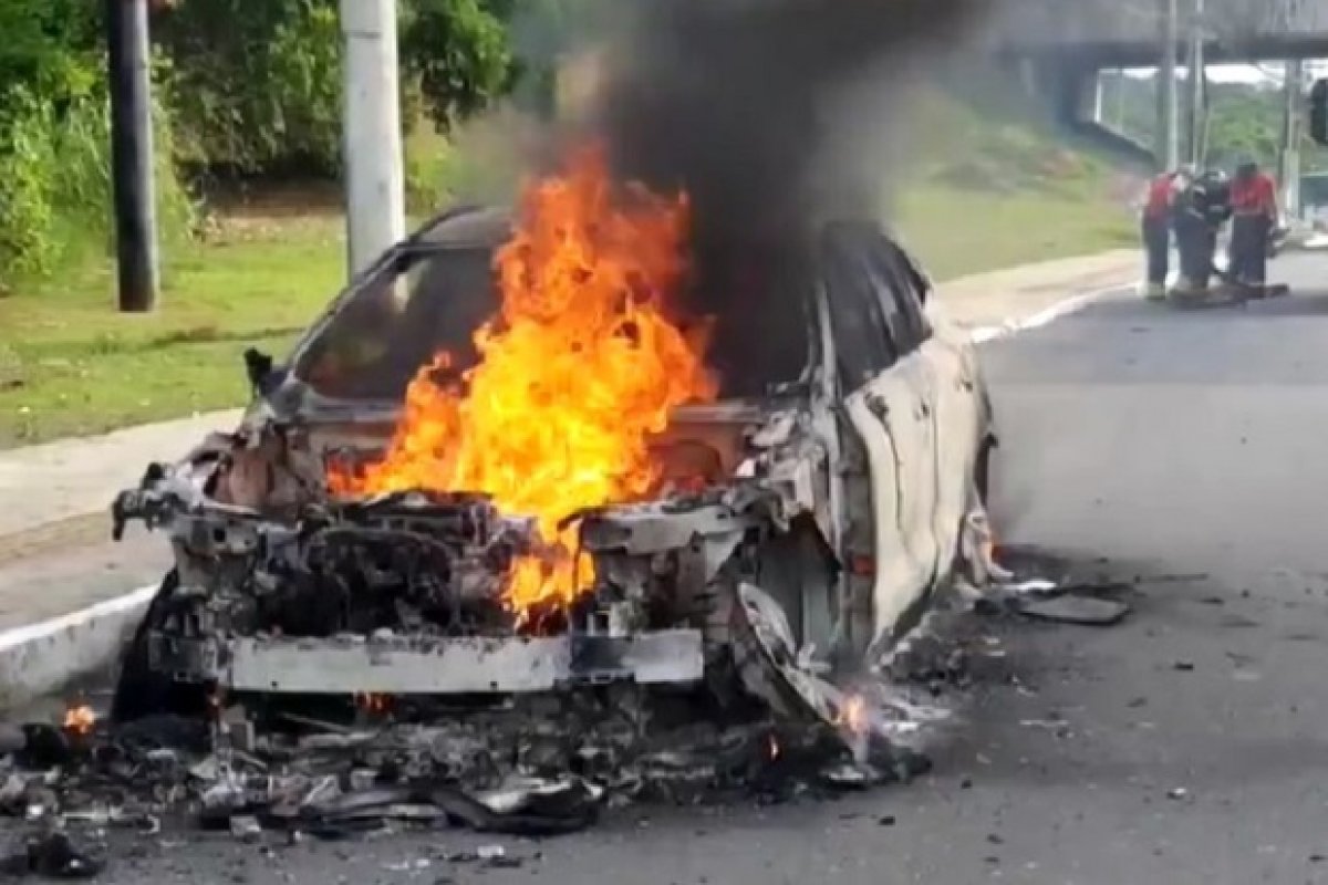 Carro pega fogo na Avenida Paralela, em Salvador