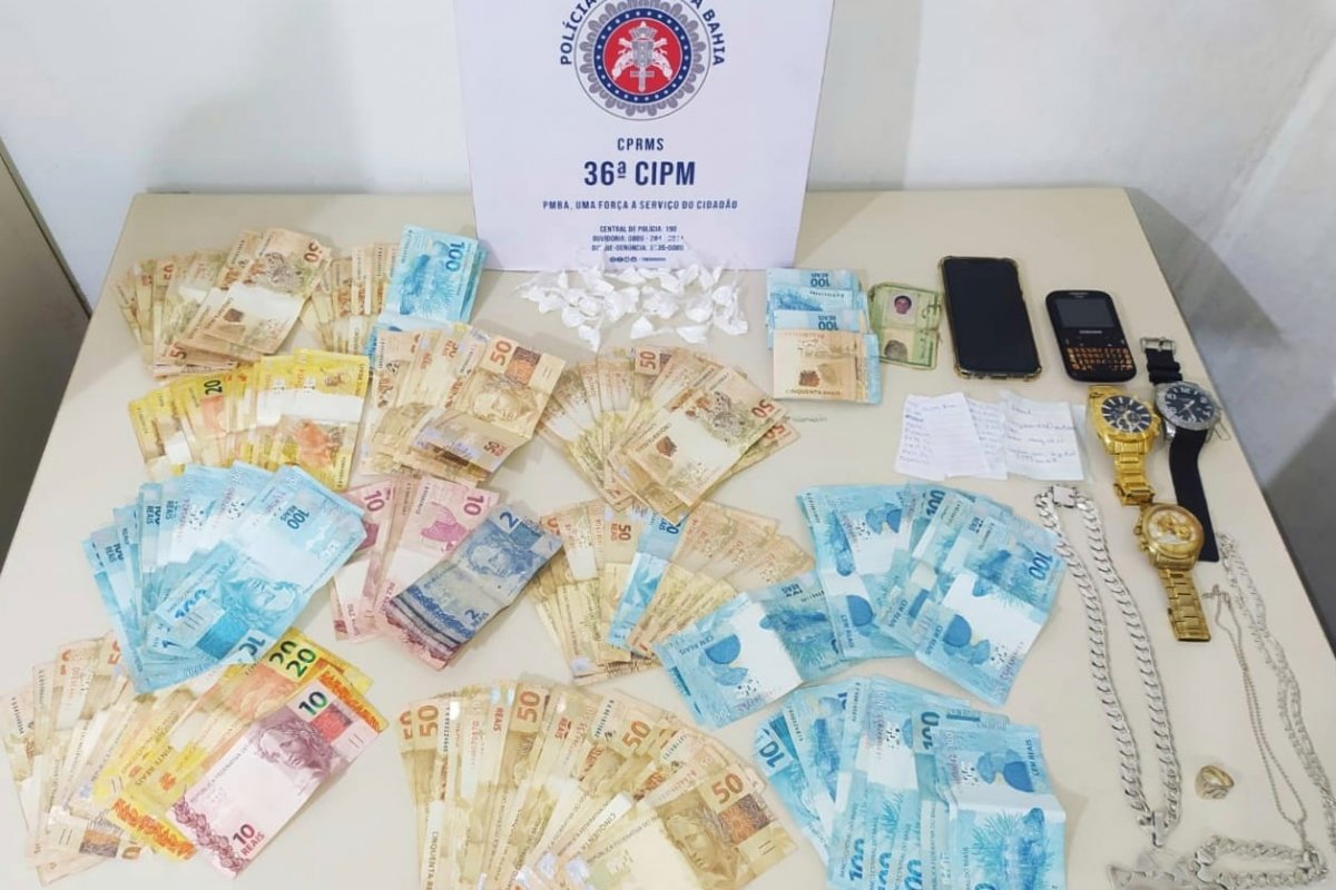 Polícia apreende R$16 mil e drogas em Dias D'ávila, na Bahia