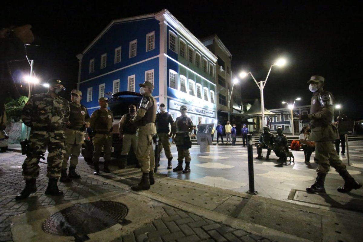 Cinco pessoas são conduzidas à delegacia nas primeiras horas do toque de recolher em Salvador