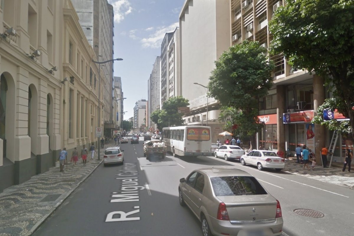 Via é bloqueada devido a obras no bairro do Comércio