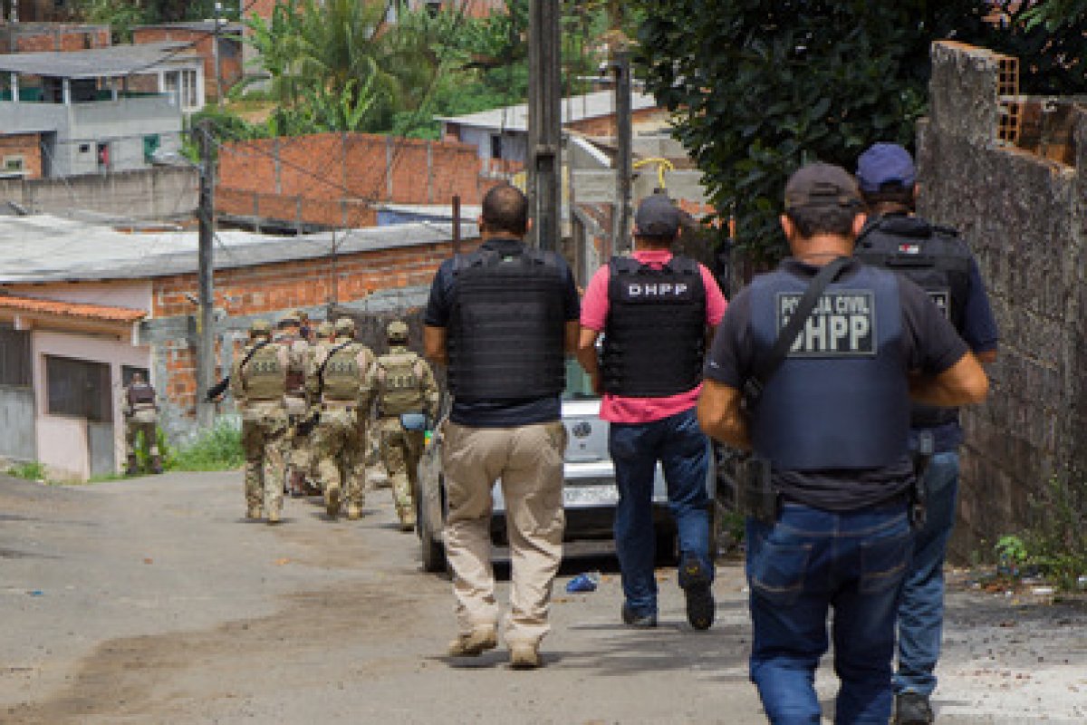 Polícia apreende armas e drogas em bairros da BTS