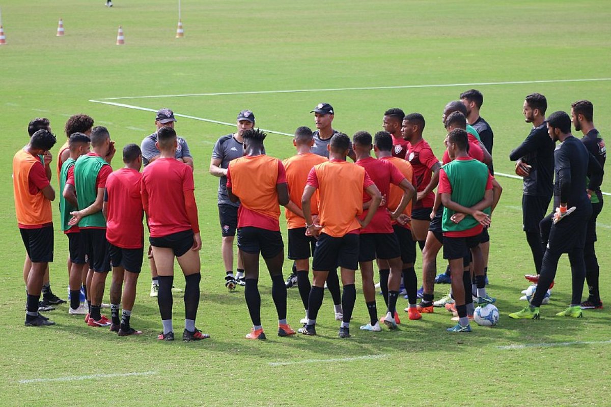 Em confronto direto na parte de baixo da tabela, Vitória recebe o América-MG
