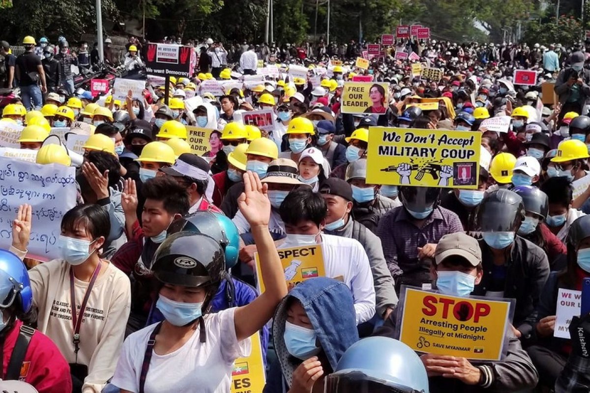 Repressão a protesto contra golpe militar em Mianmar deixa 2 mortos