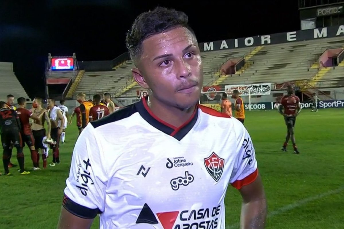 "Acho que não foi benéfico para o Vitória", diz atacante Samuel sobre adiamento do jogo