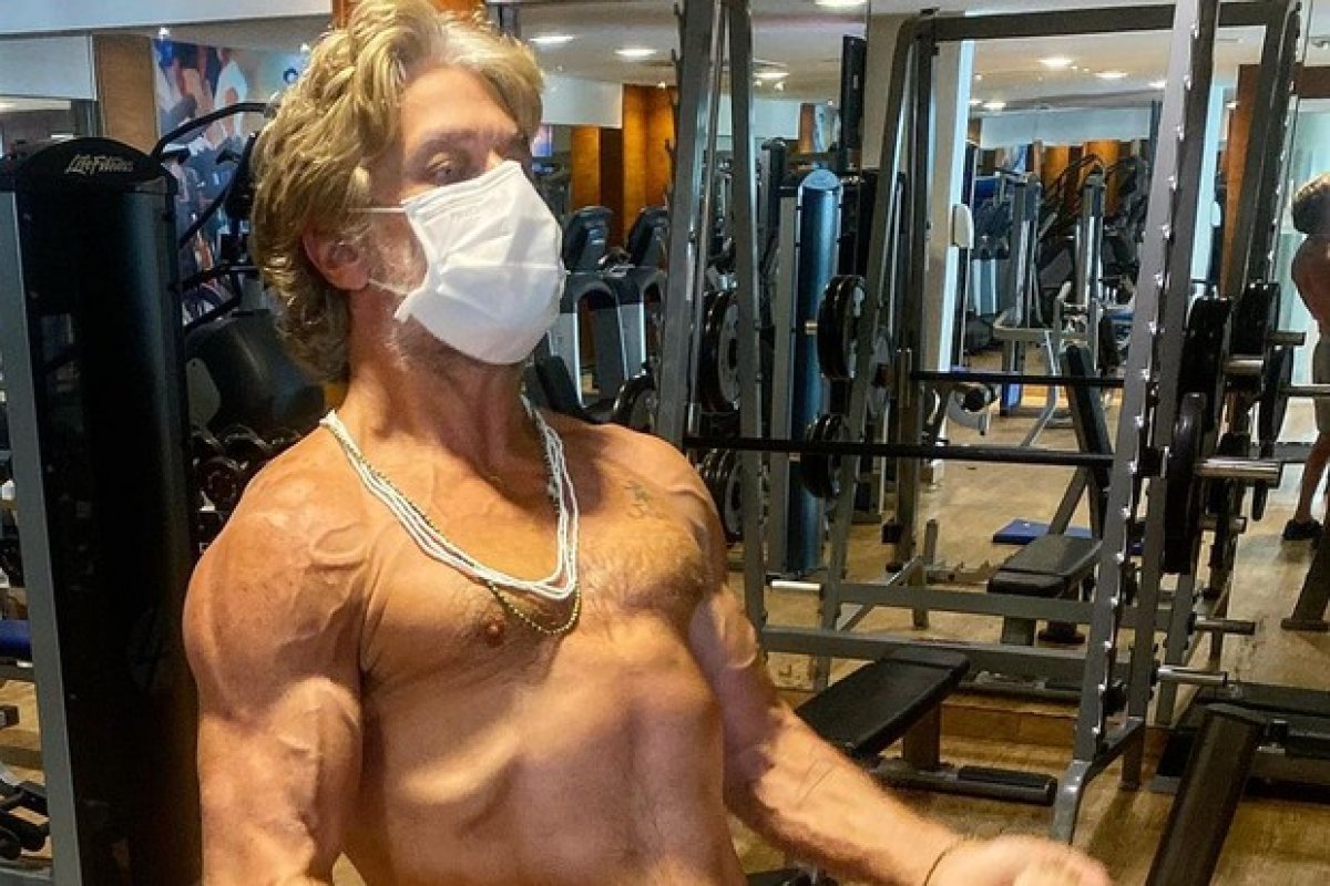 Em plena forma, Fabio Assunção exibe músculos em treino