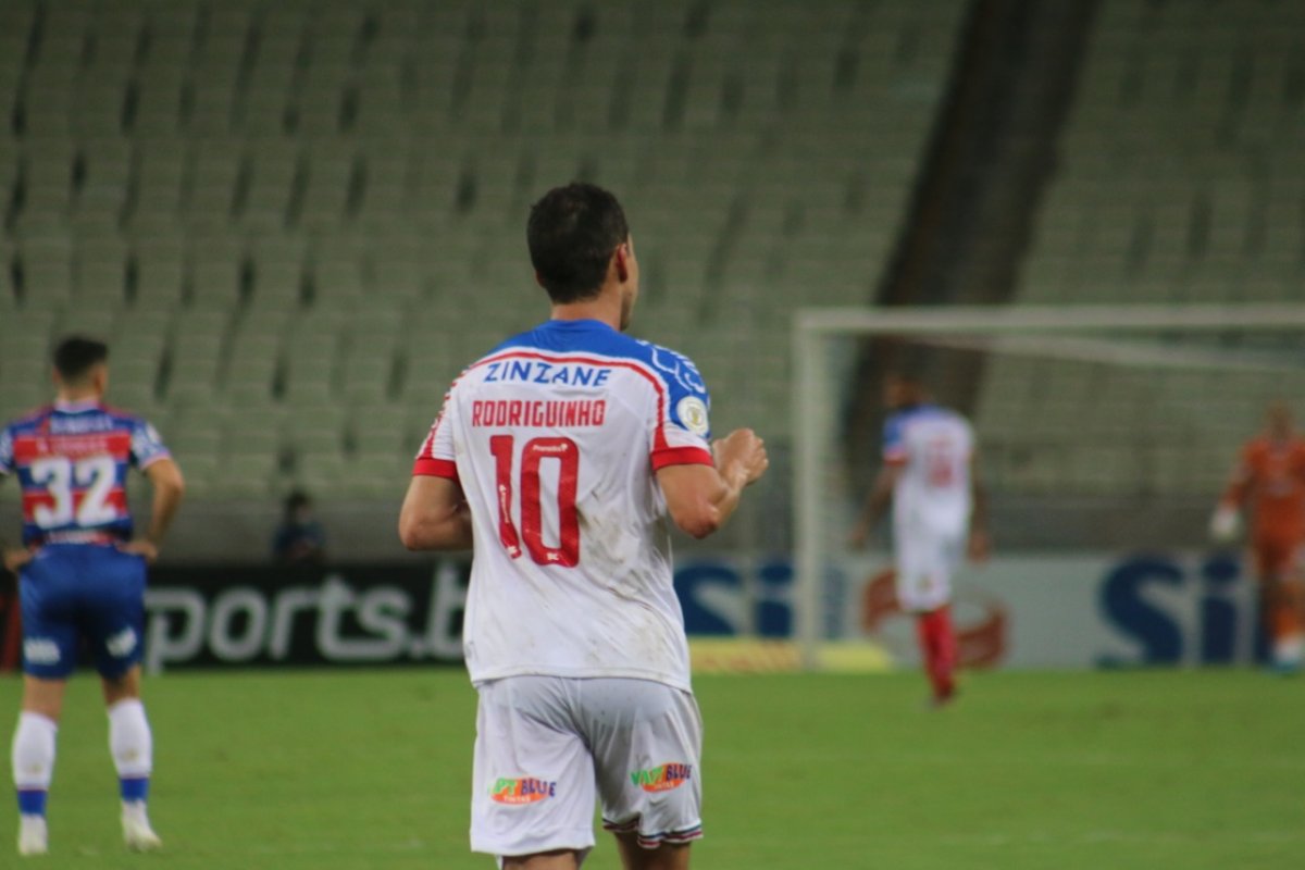 Rodriguinho faz três, Bahia goleia Fortaleza e já pode garantir permanência na elite nesta rodada