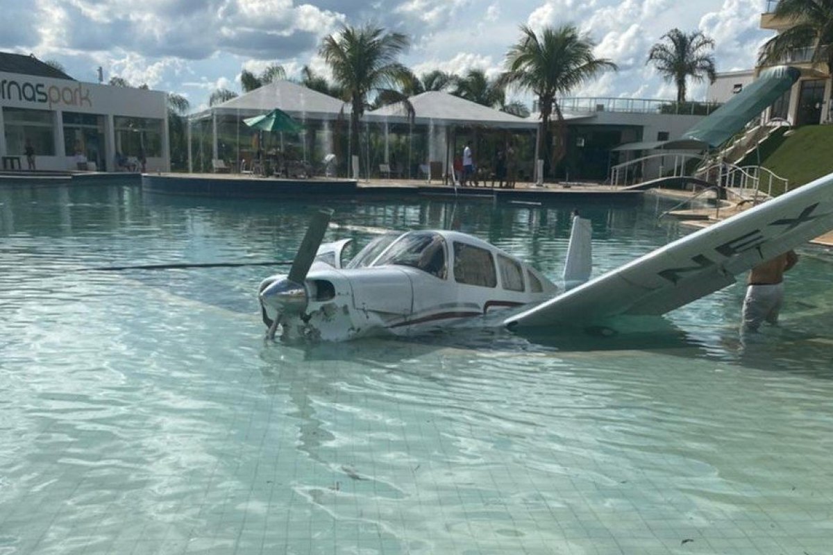 Avião monomotor cai em piscina de resort e deixa três pessoas feridas