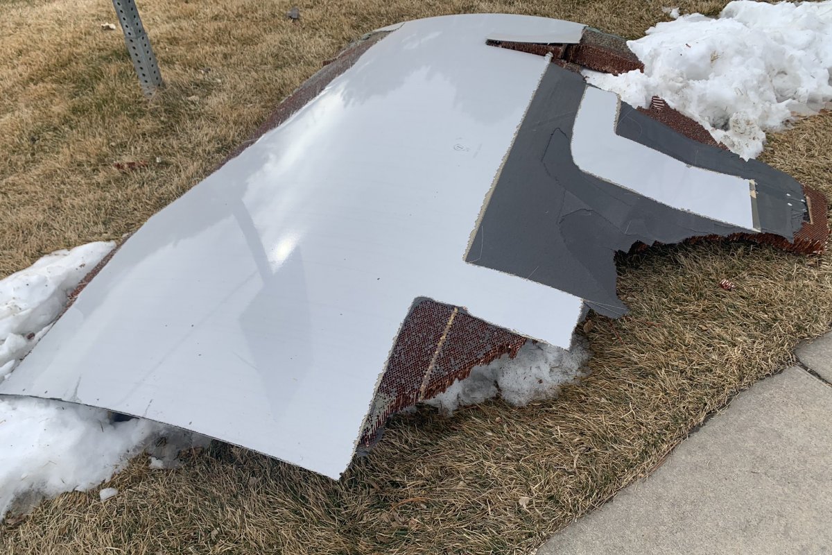 Destroços de avião da United caem perto de casa nos Estados Unidos