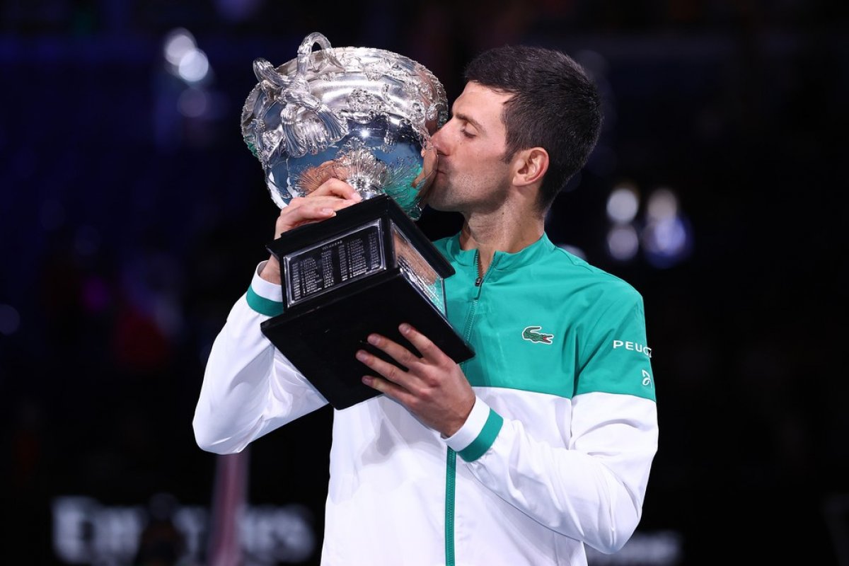 Djokovic vence Medvedev e mantém invencibilidade em finais do Aberto da Austrália 