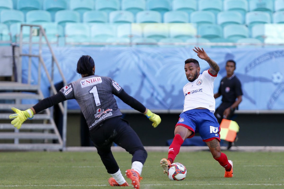 Bahia perde de virada para Juazeirense na estreia do Baianão