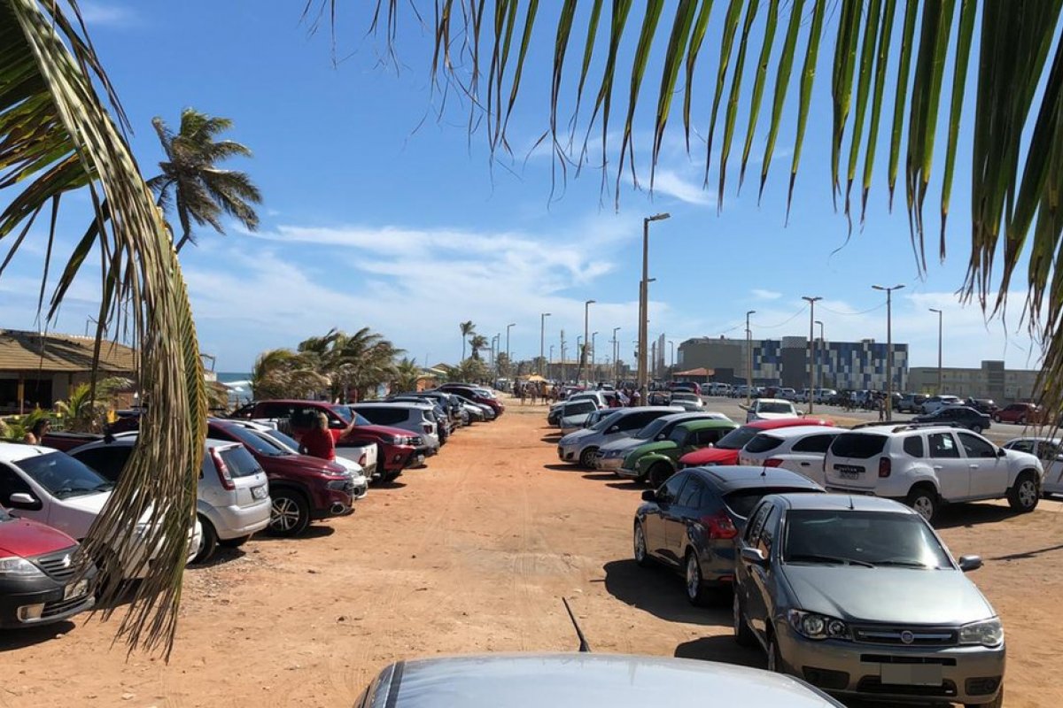 Polícia dispersa banhistas na praia de Ipitanga, em Lauro de Freitas