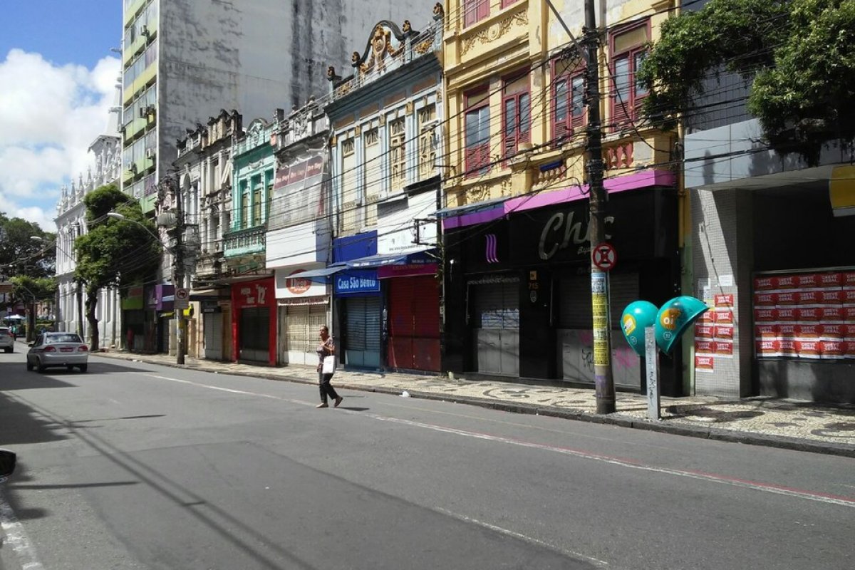 Homem é esfaqueado durante assalto na Av. Sete de Setembro