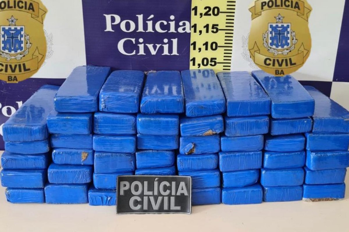Homem é preso após ser flagrado com mais de 40 tabletes de maconha em Feira de Santana