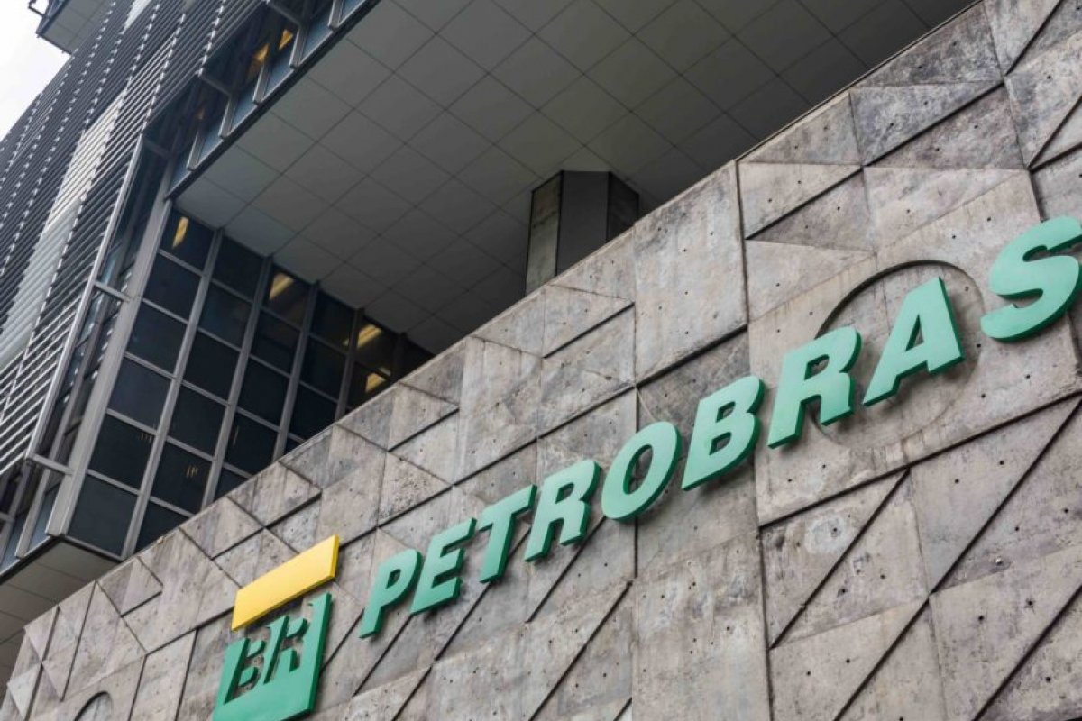 Ações da Petrobras apresentam queda de 16% no pré-mercado de Nova York