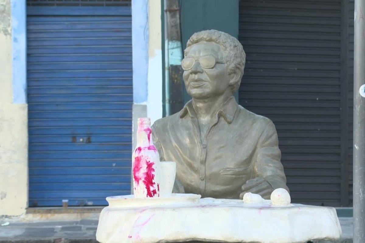 Após 20 dias de inauguração, estátua de Reginaldo Rossi é pichada