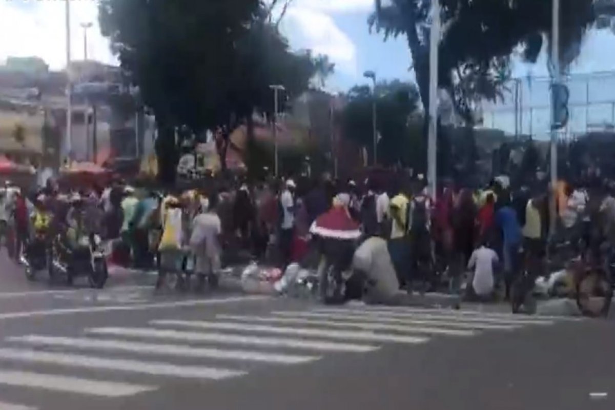Aglomeração de pessoas é registrada na ‘Feira do Rolo’, em Salvador