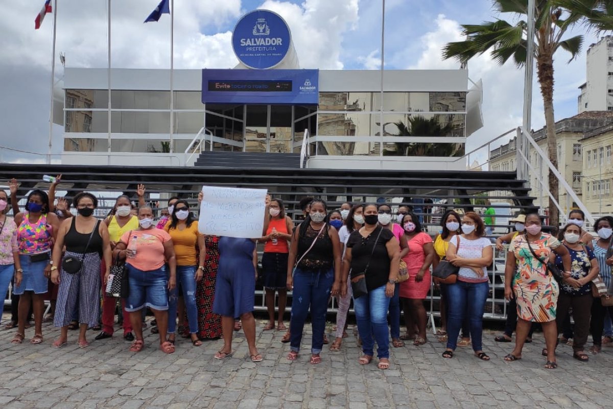 Vídeo: Sem receber salários há mais de 4 meses, merendeiras protestam em Salvador