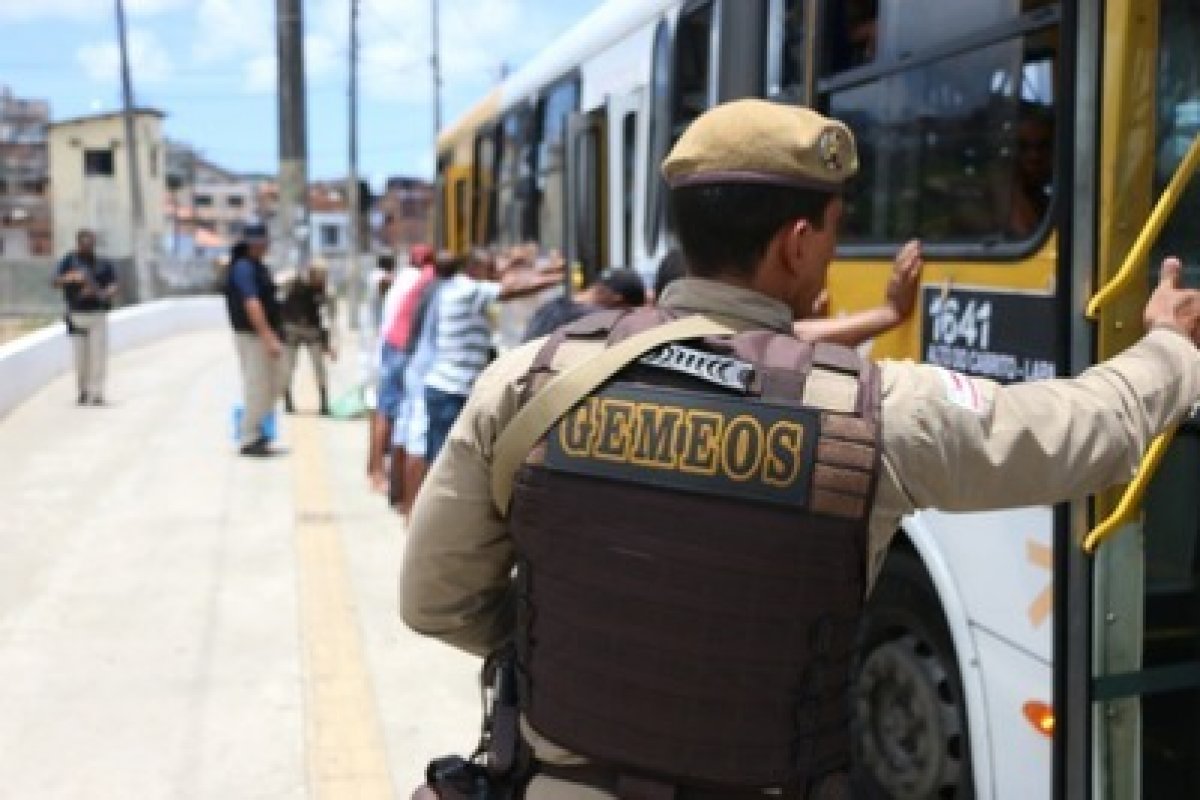Operação da PM prende oitos assaltantes de ônibus em Salvador