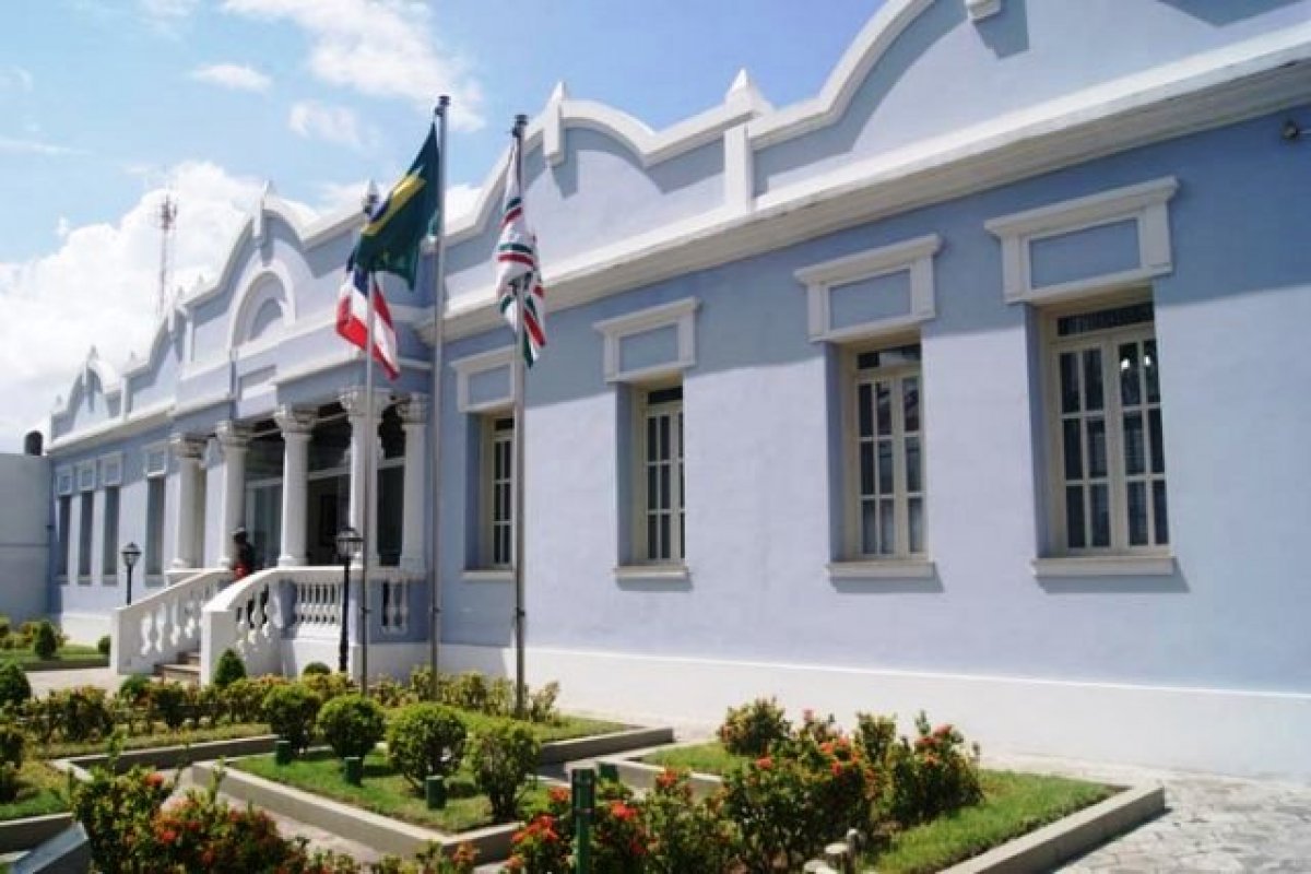 Câmara de Feira suspende sessões após servidores testarem positivo para covid-19