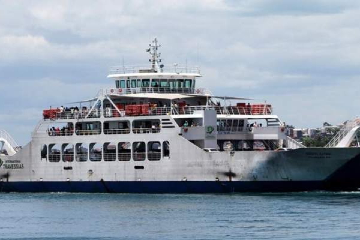 Motoristas enfrentam duas horas de espera para embarcar no Ferry Boat em Itaparica