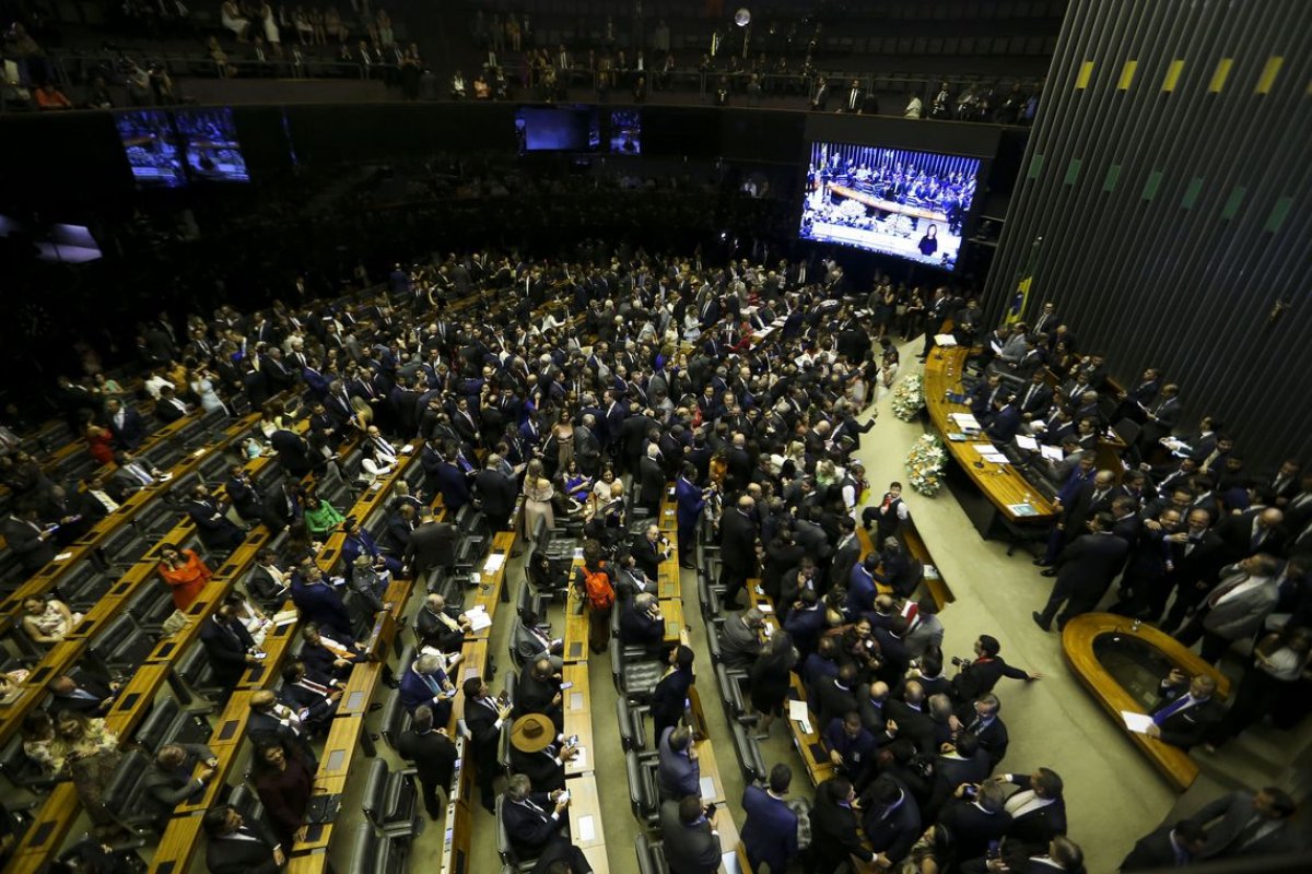 Líderes da Câmara fazem petição para votar diminuição dos supersalários